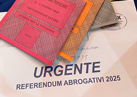 Os eleitores inscritos no AIRE (Registro dos Italianos Residentes no Exterior) residentes em Países onde subsistam as condições para realizar o próprio voto utilizando o serviço local de correios